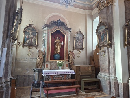 Desni oltar z Marijo in kipoma sv. Florijana  in sv. Andreja (2)